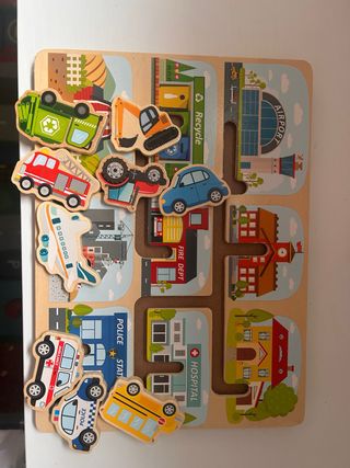 Juego de mesa de madera con vehículos