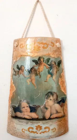 Tegola in coccio decorata con angeli