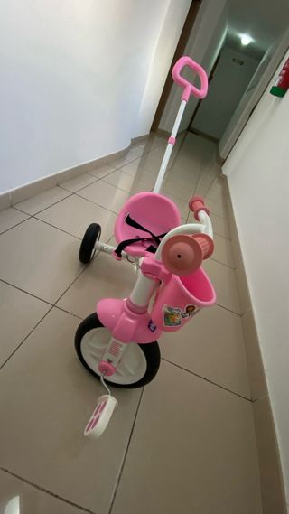 Triciclo infantil rosa con empujador marca Chico