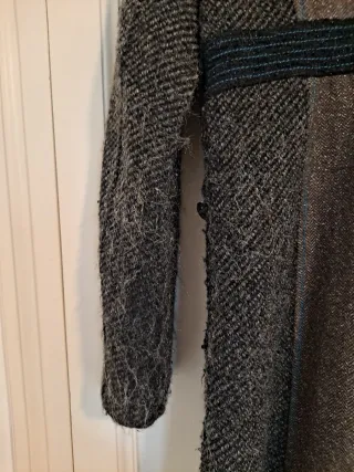 Abrigo desigual negro y gris