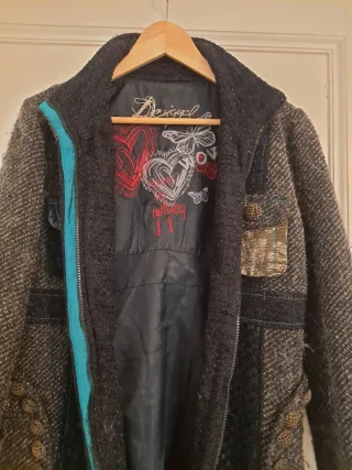 Abrigo desigual negro y gris