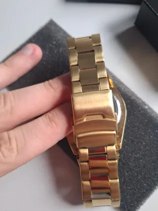 Reloj Dorado con Bisel Multicolor