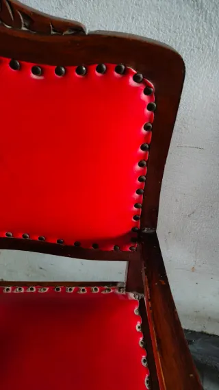 Sillas antiguas pequeña roja madera.