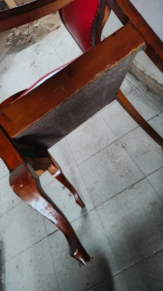 Sillas antiguas pequeña roja madera.