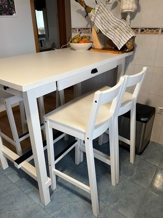 Mesa alta y 4 taburetes IKEA