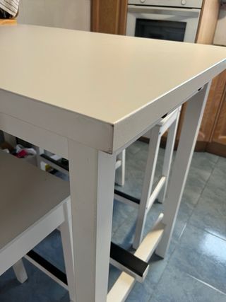 Mesa alta y 4 taburetes IKEA