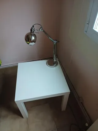 Mesa Ikea Blanca y Lámpara Metálica