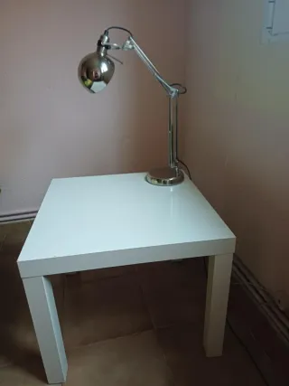 Mesa Ikea Blanca y Lámpara Metálica