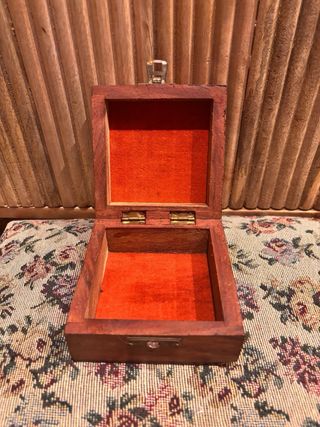 Caja de madera con detalle de timón