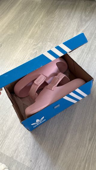 Chanclas Adidas rosas con caja