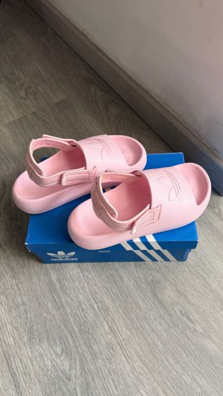 Chanclas Adidas rosas con caja