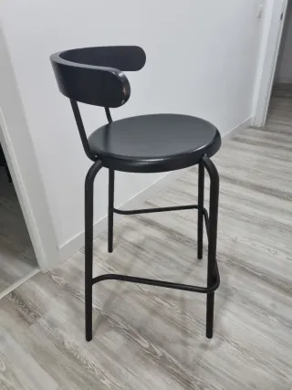 Sillas altas negras con respaldo