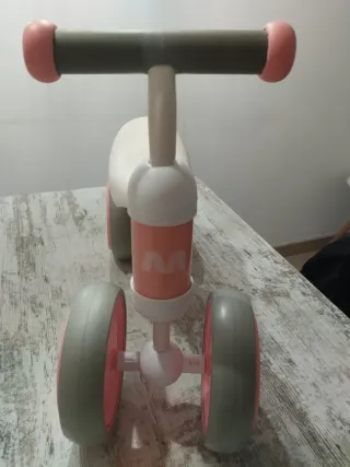 Bicicleta sin pedales rosa