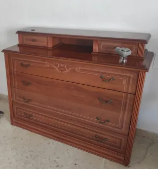 Cómoda de madera con cajones
