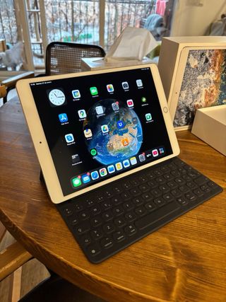iPad Pro 10.5" (64GB)+Smart Keyboard Apple + Caja