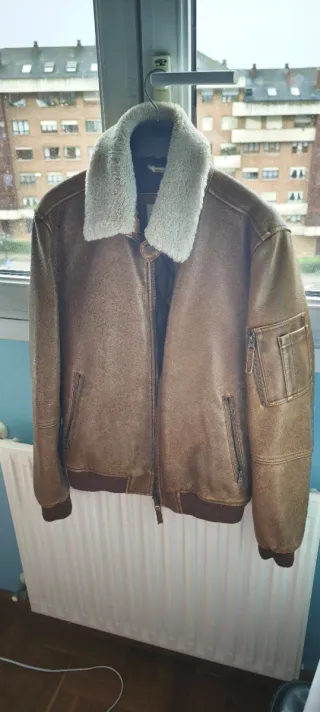 Chaqueta de piel marrón con cuello