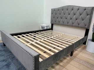 Cama gris con cabecero tapizado