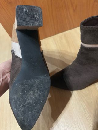 Botas de piel beige y marrón