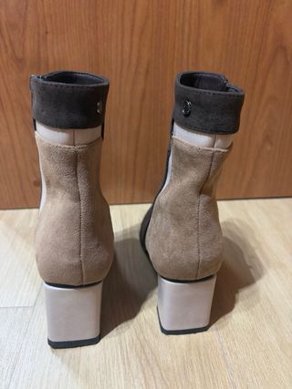 Botas de piel beige y marrón