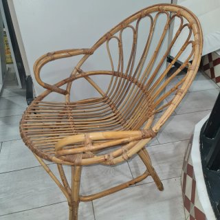 Sillas y mesa de mimbre y bambú