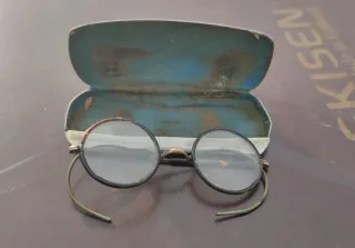 Gafas antiguas con funda plateada