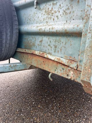 Remolque plataforma azul