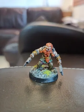 Miniatura enano con hachas