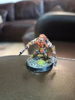 Miniatura enano con hachas