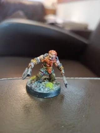 Miniatura enano con hachas