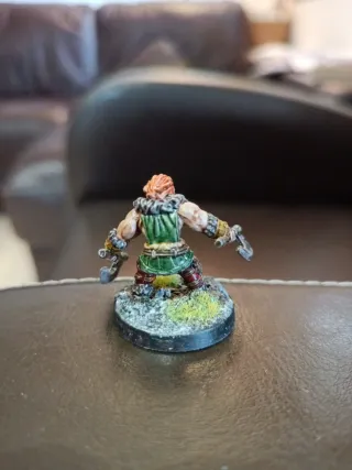 Miniatura enano con hachas