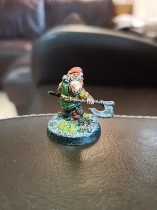 Miniatura enano con hachas