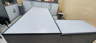 Mesa de despacho con ala lateral gris