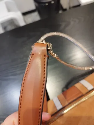 Borsa Guess Mezzaluna tracolla catena