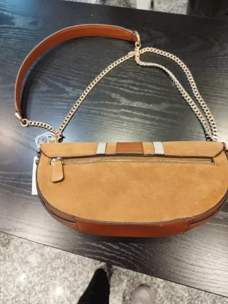 Borsa Guess Mezzaluna tracolla catena