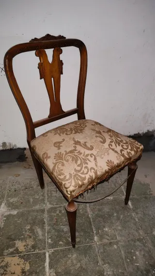 Silla antigua tapizada