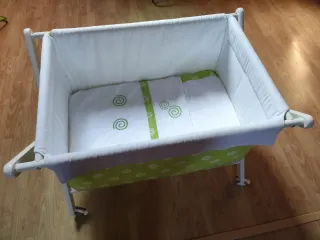 Minicuna con colchón con muy poco uso