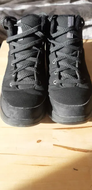 Botas de montaña negras