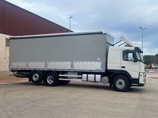 CAMION VOLVO CAJA SEMITAULINER PUERTA ELEVADORA