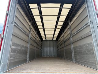 CAMION VOLVO CAJA SEMITAULINER PUERTA ELEVADORA