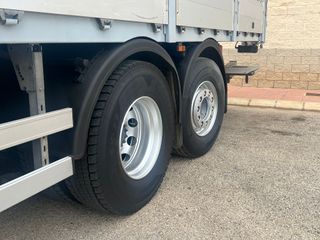 CAMION VOLVO CAJA SEMITAULINER PUERTA ELEVADORA