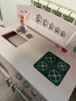 Cocinita infantil de madera rosa
