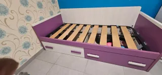 Cama individual con cajones morada y blanca