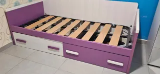 Cama individual con cajones morada y blanca
