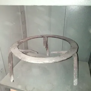 Soporte antiguo de metal