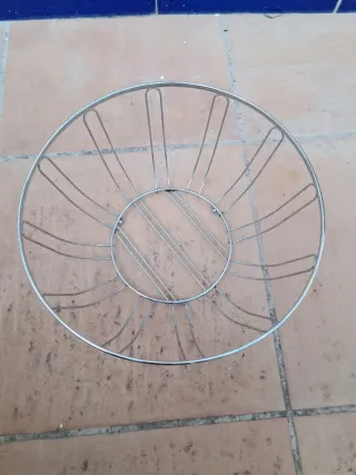 Frutero de metal moderno