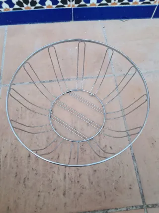 Frutero de metal moderno