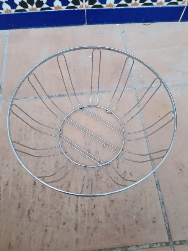 Frutero de metal moderno