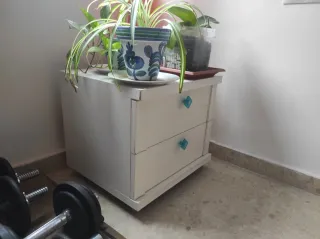 Mesita de noche o cómoda pequeña