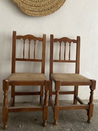Juego de 2 sillas de madera y mimbre