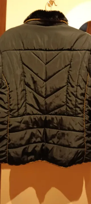 Chaqueta acolchada con cuello de pelo